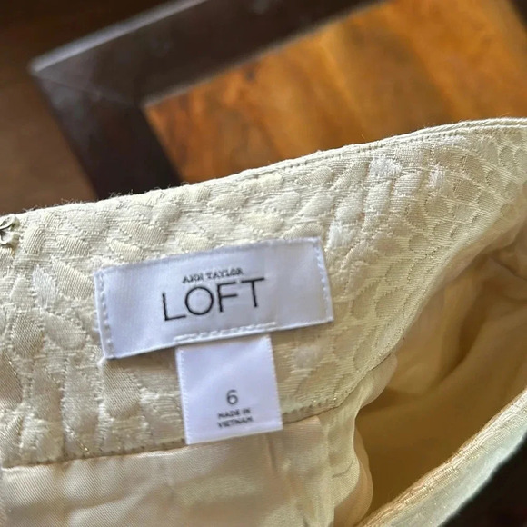 Ann Taylor Loft embossed skirt size 6 EUC - Picture 2 of 9